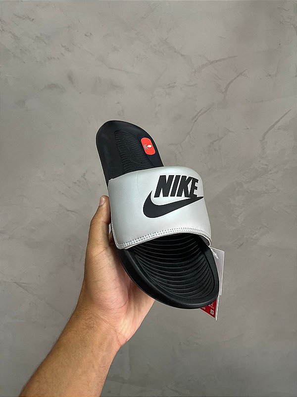 CHINELO NIKE SLIDE (PRETO/PRATA)
