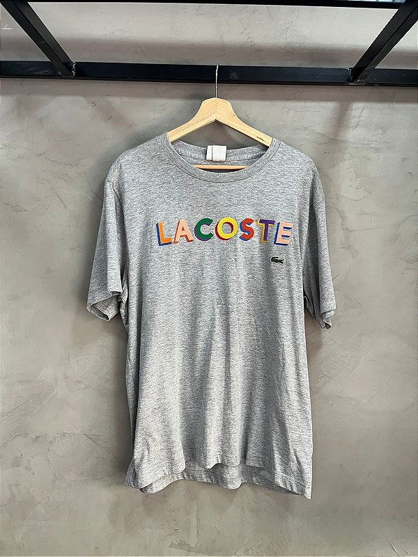 CAMISETA LACOSTE LETREIRO CINZA