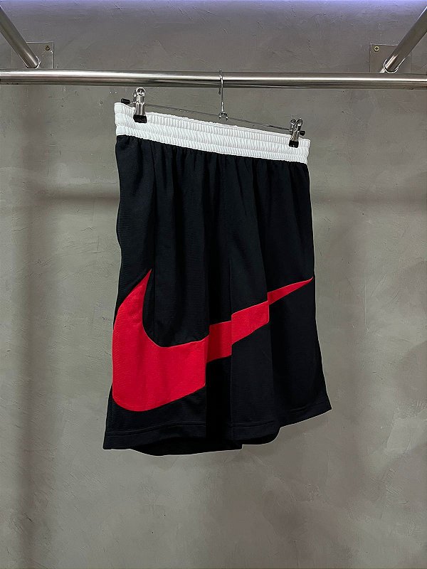 BERMUDA NIKE BIG SWOOSH (PRETA/VERMELHA)