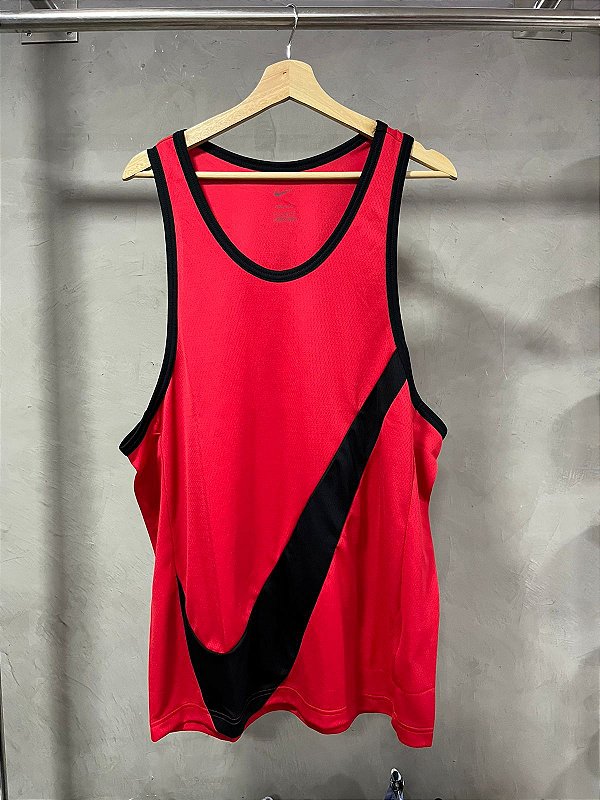 REGATA NIKE BIG SWOOSH (VERMELHO/PRETO)