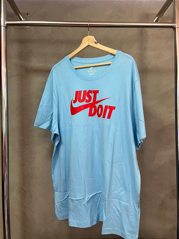 CAMISETA NIKE JUST DO IT (AZUL BEBE/VERMELHO)