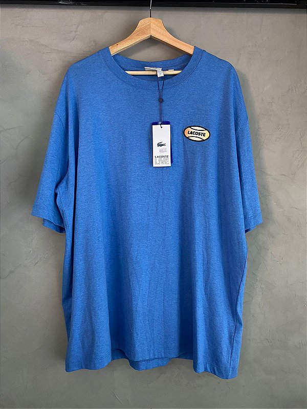 CAMISETA LACOSTE LOGO EMBORRACHADO (AZUL PISCINA)