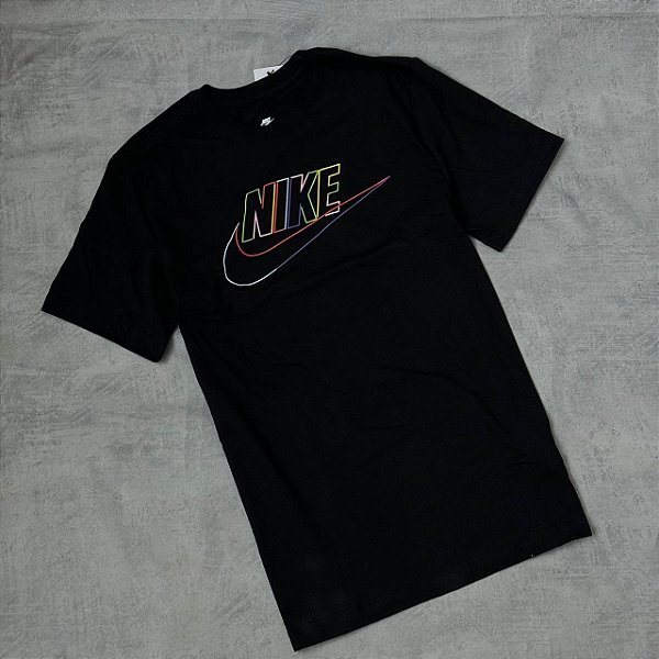 CAMISETA NIKE SPORTWEAR COLOR (PRETO)