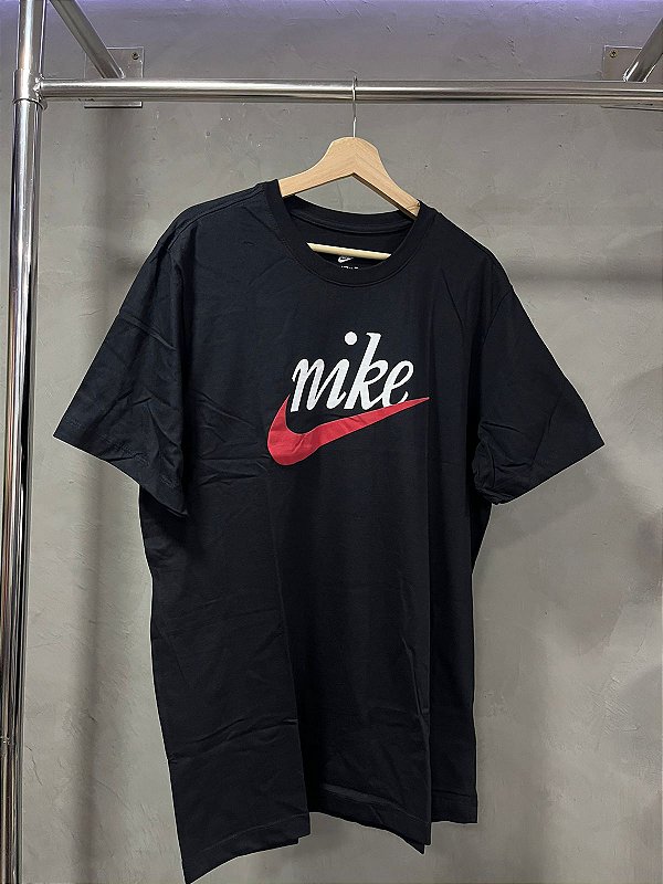 CAMISETA NIKE SPORTWEAR (PRETA/VERMELHA)