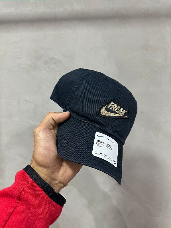 BONE NIKE FREAK (PRETO/DOURADO)