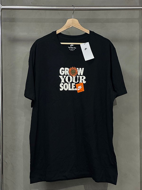 CAMISETA NIKE GROW YOUR SOLE PRETA