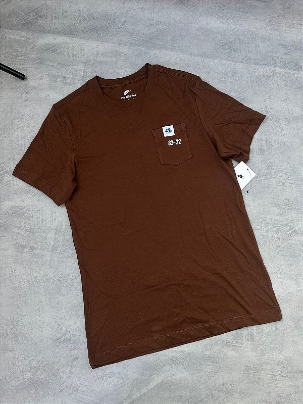 CAMISETA NIKE AIR FORCE  WORLD MARROM (BOLSO)