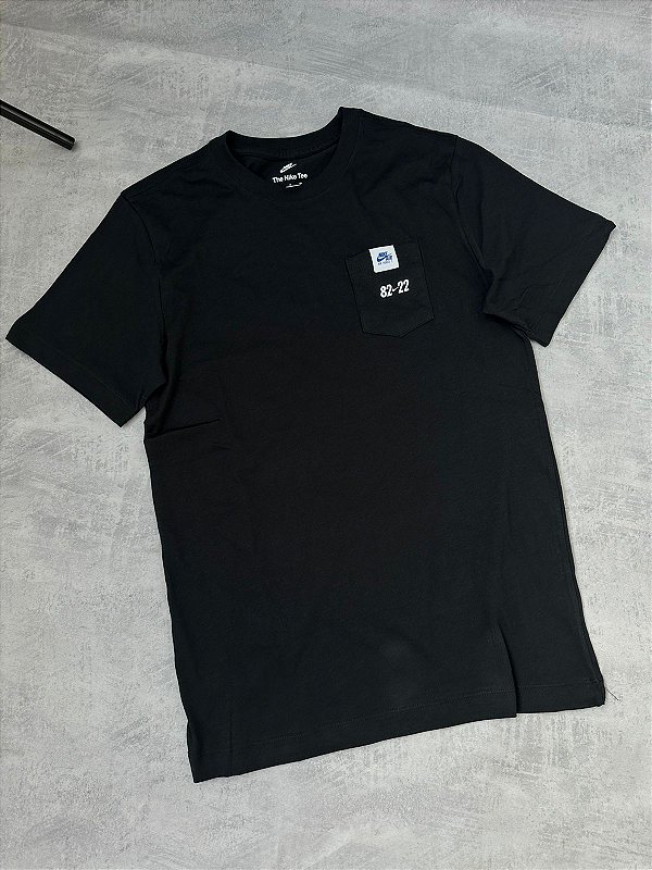CAMISETA NIKE AIR FORCE WORLD PRETA (BOLSO)