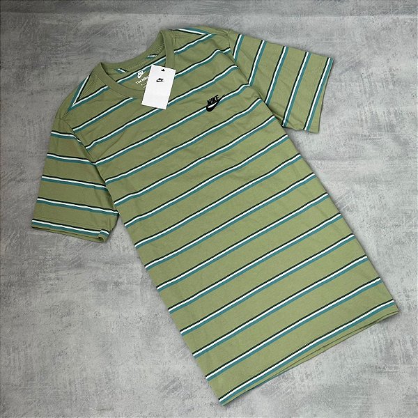 CAMISETA NIKE SPORTWEAR CLUB STRIP (VERDE/LISTRADA)
