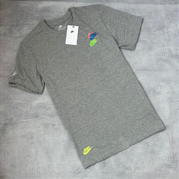 CAMISETA NIKE MULT SWOOSH CINZA