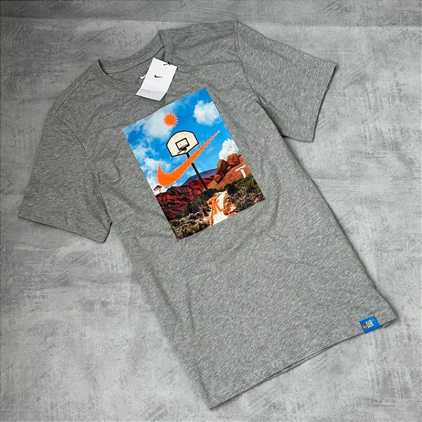 CAMISETA NIKE SPORTWEAR CINZA (LOGO BASQUETEBALL)