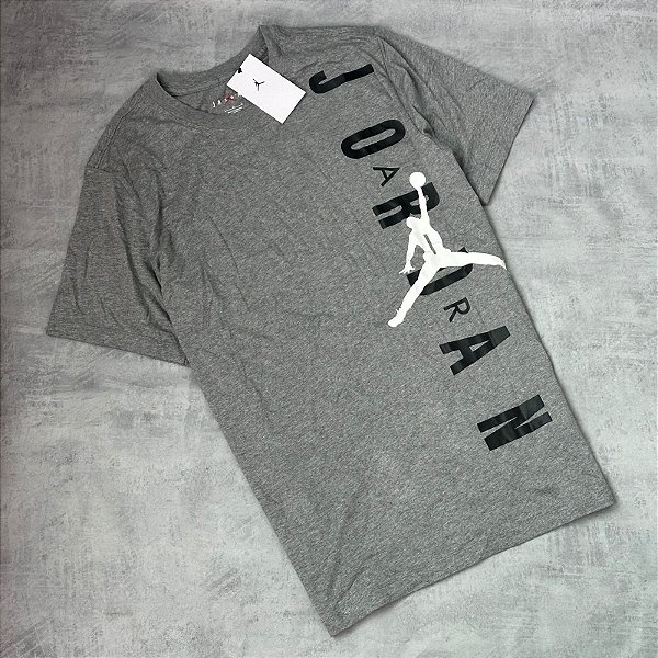 CAMISETA NIKE JORDAN LETREIRO (CINZA)
