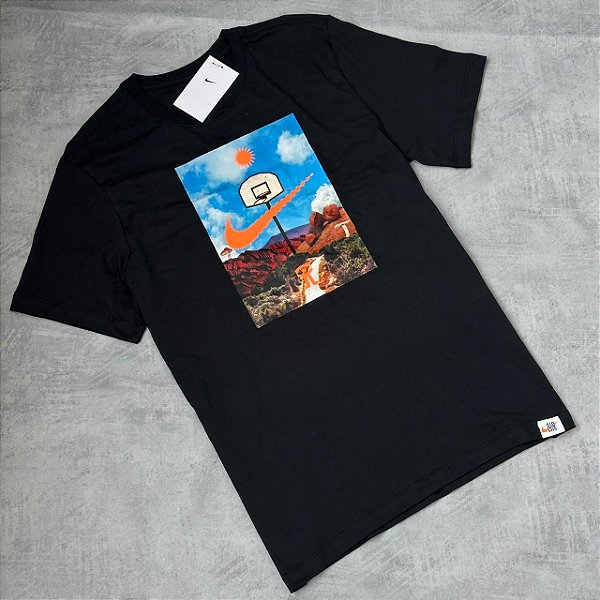 CAMISETA NIKE SPORTWEAR PRETA (LOGO BASQUETEBALL)