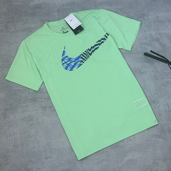 CAMISETA NIKE DRI-FIT COM SWOOSH (VERDE)