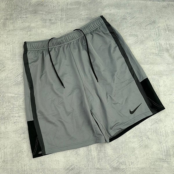 SHORT NIKE DRI-FIT (PRETO/CHUMBO)