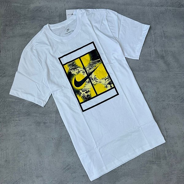 CAMISETA NIKE COURT (BRANCA-AMARELA)