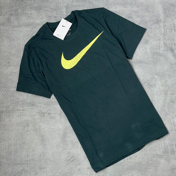 CAMISETA NIKE DRI FIT SWOOSH (VERDE)
