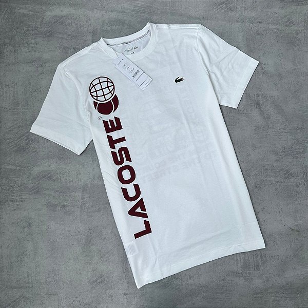CAMISETA LACOSTE TENNIS MEDVEDEV (BRANCO-VINHO)