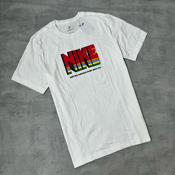 CAMISETA NIKE WHITE COTTON (LOGO COLORIDO)