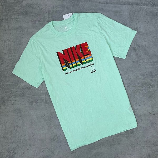 CAMISETA NIKE EMERALD COTTON (LOGO COLORIDO)