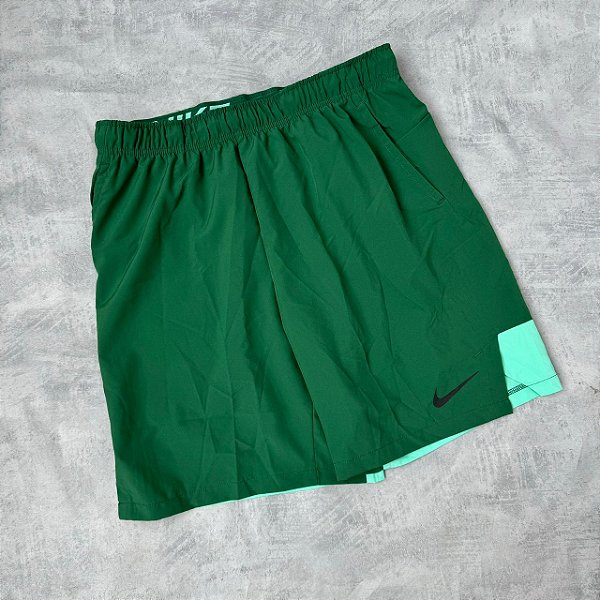 Shorts Nike Woven (verde escuro)