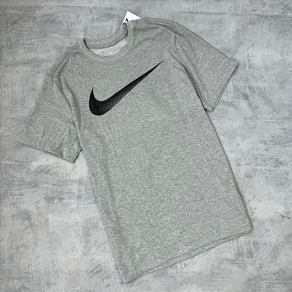 CAMISETA NIKE SWOOSH (CINZA)