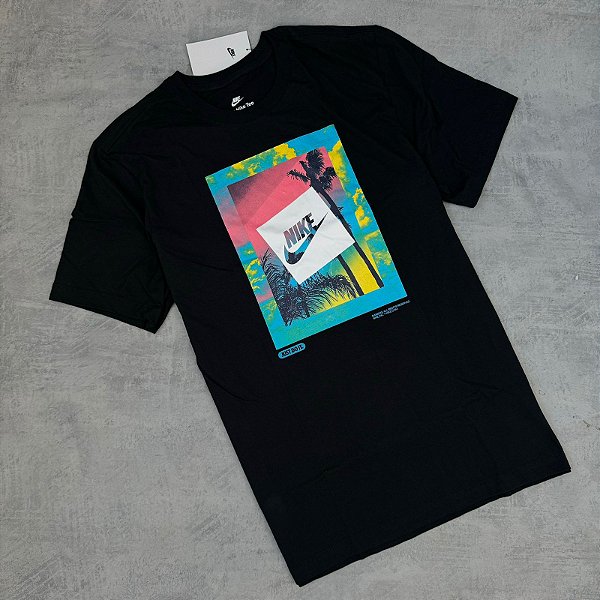 Camiseta Nike Sportwear tropical - preta