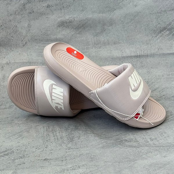 Chinelo Nike Victori One Feminino - Lilás