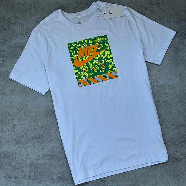 Camiseta Nike Air Masculina Sportswear - Branca FV8145-100