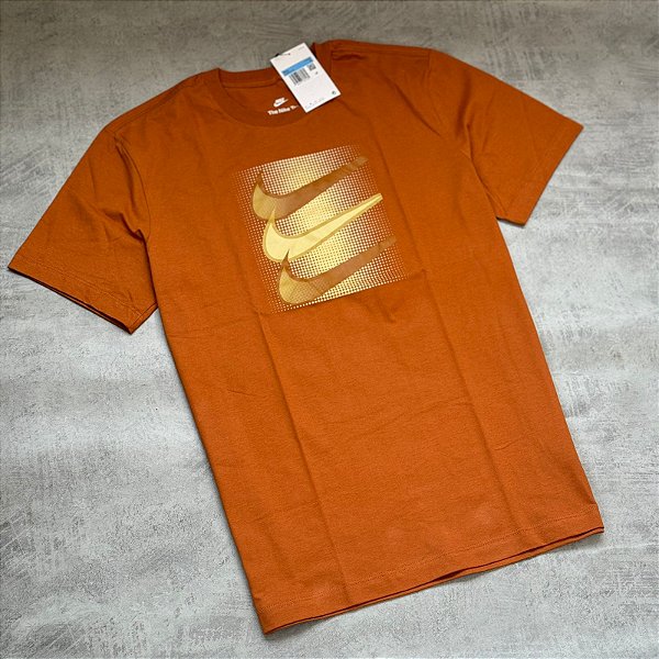 Camiseta nike triplo swoosh- Marrom