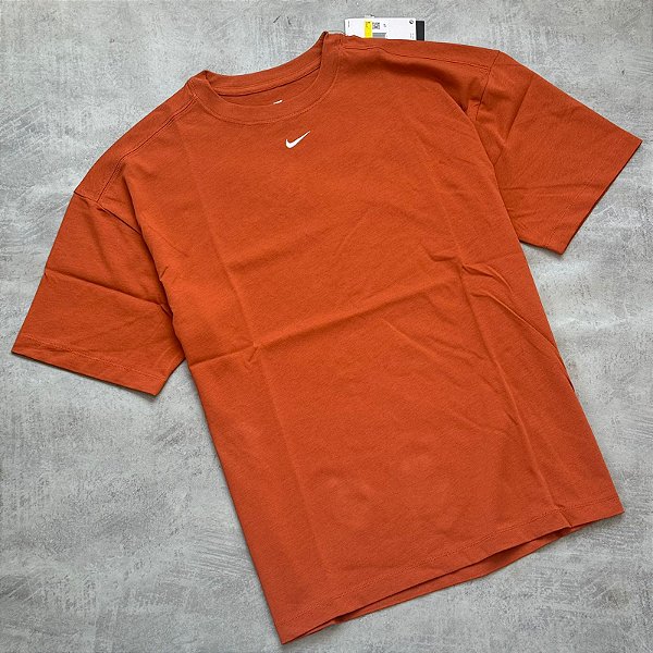 Camiseta Nike Sportswear Essential Feminina Marrom