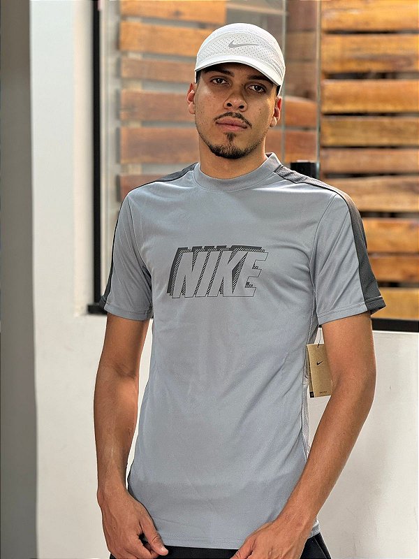 Camiseta Nike Dri-FIT Global Football Masculina Cinza
