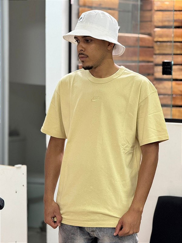 Camiseta Nike Sportswear Premium Essentials Masculina-Mostarda