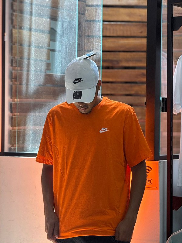 Camiseta Sportwear Nike- laranja