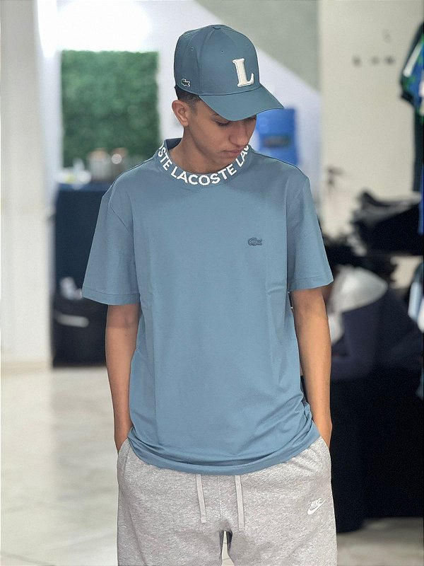 CAMISETA LACOSTE GOLA ASSINALADA- AZUL CIANO