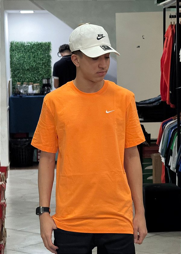 Camiseta Nike Mini Swoosh Laranja