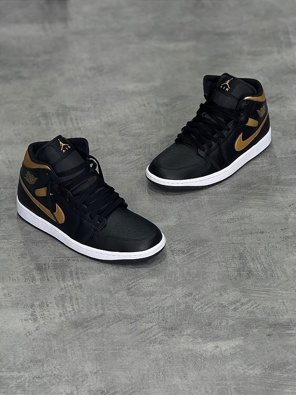Tenis Jordan 1 Mid Black Metalic Gold