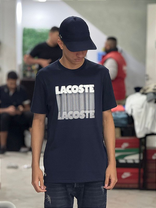 CAMISETA LACOSTE SPORT LETREIRO 3D - AZUL MARINHO
