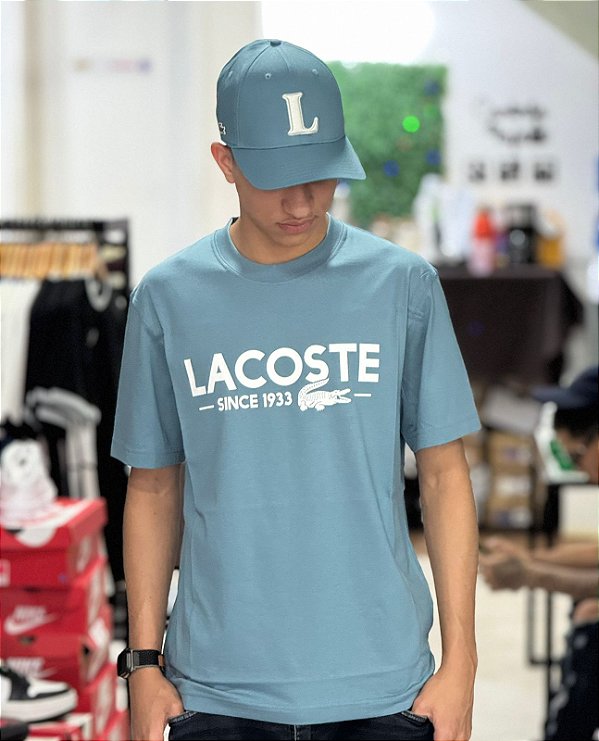 CAMISETA LACOSTE SINCE 1933- AZUL CIANO
