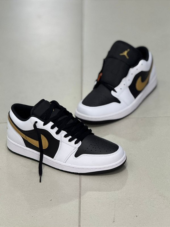 Tenis Jordan 1 Low White Black Metallic Gold Swoosh