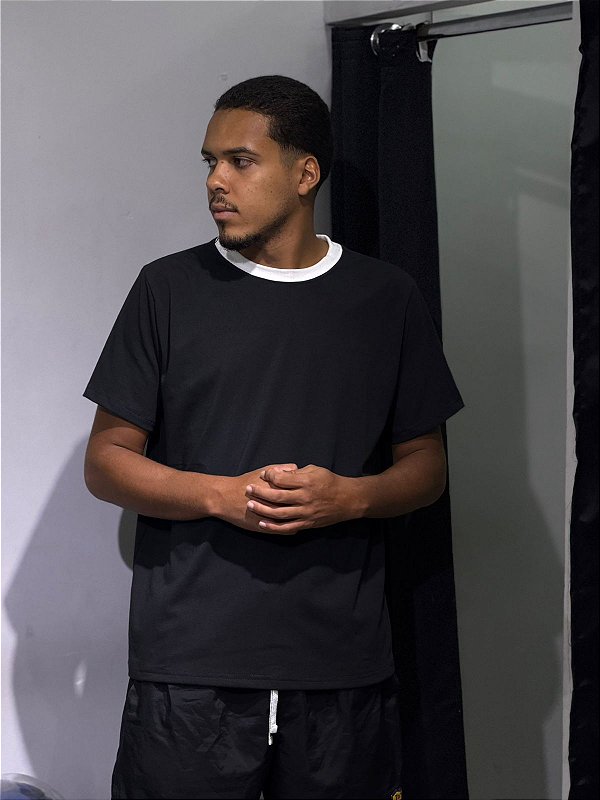 Camiseta preta slim basica gola branca 0002