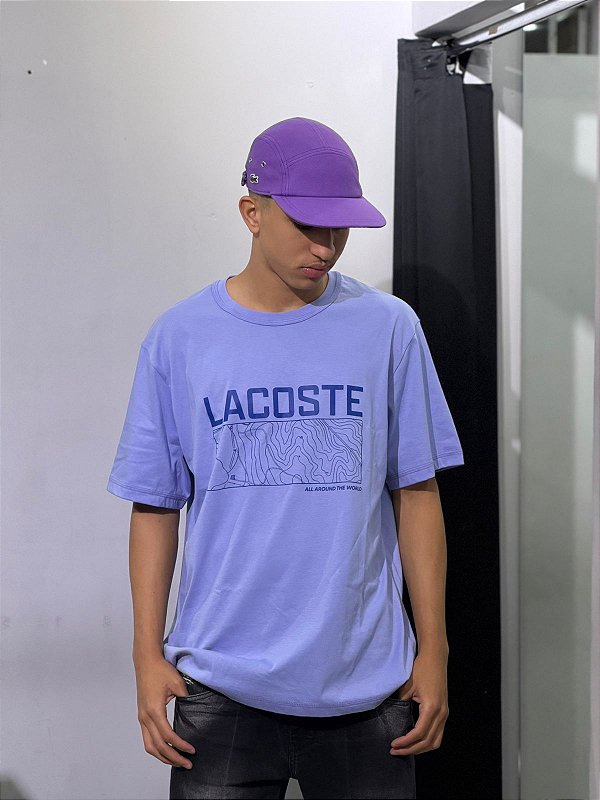 CAMISETA LACOSTE ALL AROUND THE WORLD- LILAS