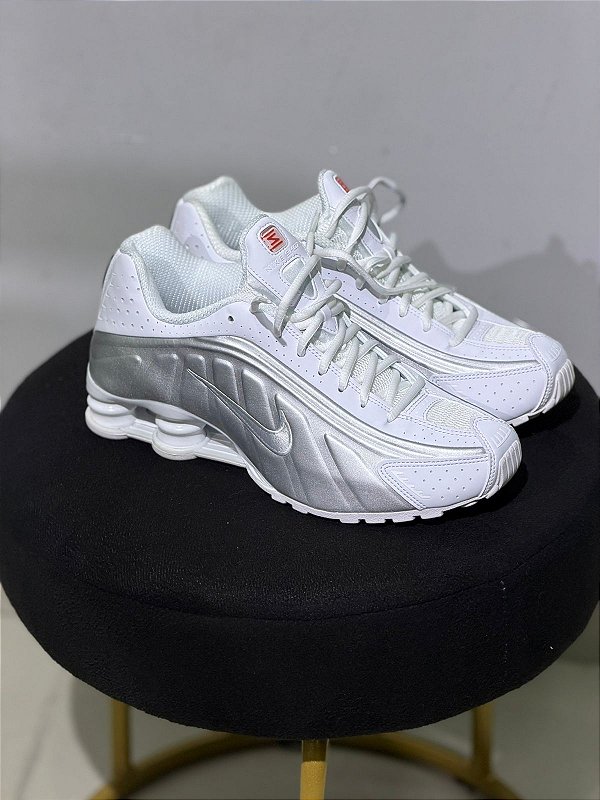 NIKE SHOX R4- BRANCO/PRATA METALICO