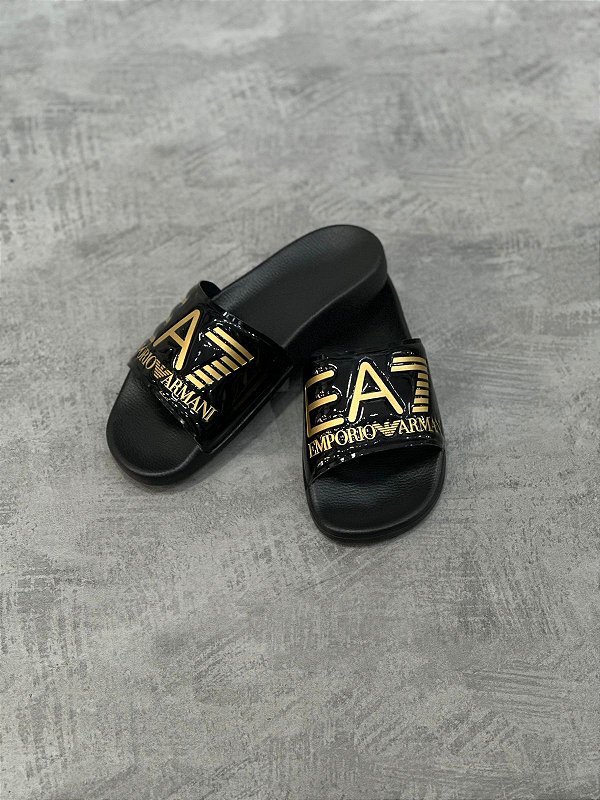 CHINELO SLIDE EMPÔRIO ARMANI EA7- PRETO VINIL COM DOURADO