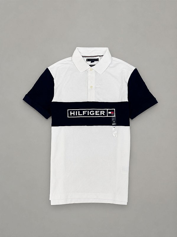 POLO TOMMY HILFIGER LETREIRO- BRANCA/ AZUL MARINHO
