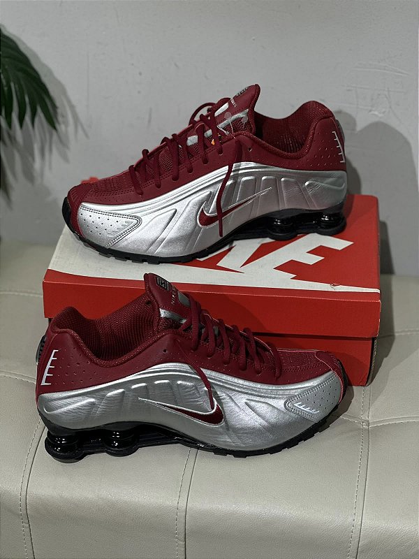 NIKE SHOX R4 - METALIC/VINHO