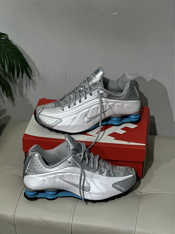 NIKE SHOX R4 - METALIC/BRANCO/AZUL CIANO