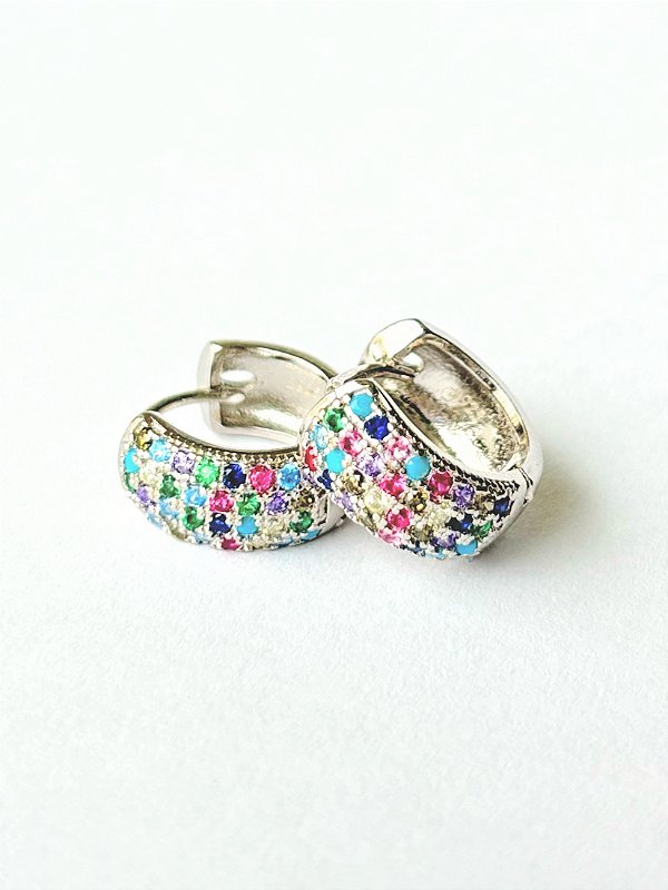 Argola minicravejada com zirconias coloridas em prata 925 - Yara