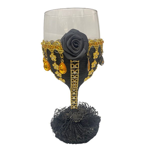 Taça de vinho com rosa preta e detalhe dourado
