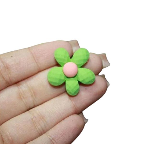 APLIQUE RESINA FLOR VERDE MIOLO ROSA - 1 UNIDADE